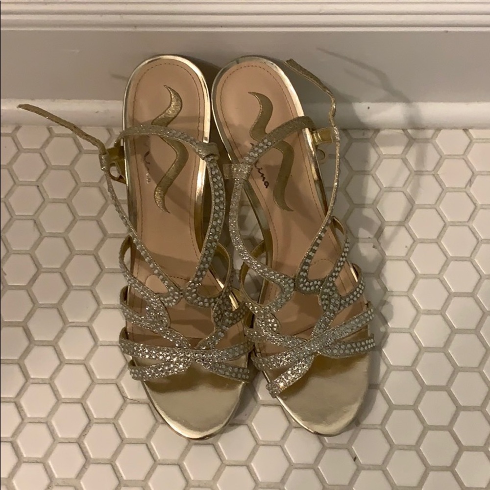 Selling Nina brand shoes